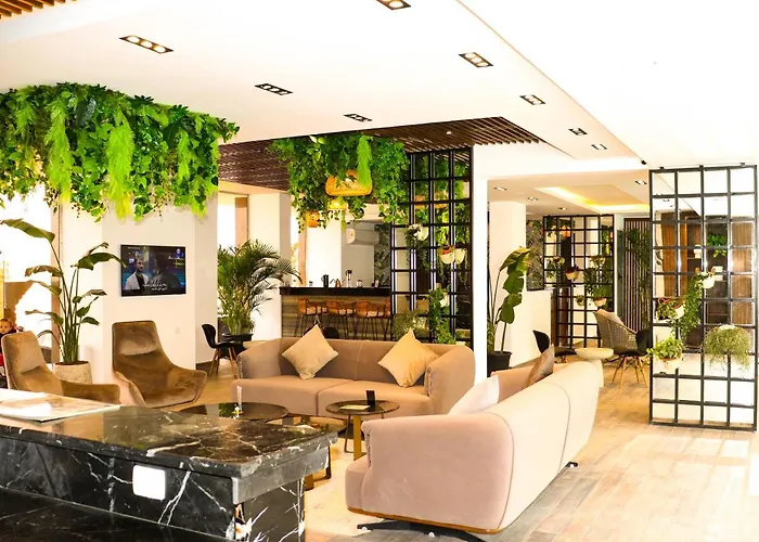 2 Bed Apt-sleeps 4-balcony-hotel Services *