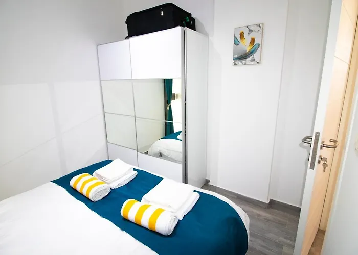 2 Bed Apt-sleeps 4-balcony-hotel Services