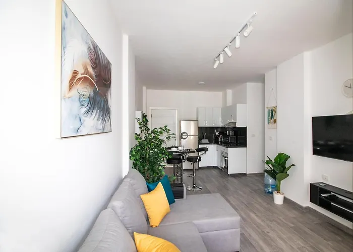 2 Bed Apt-sleeps 4-balcony-hotel Services Apartman *