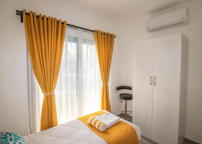 2 Bed Apt-sleeps 4-balcony-hotel Services *