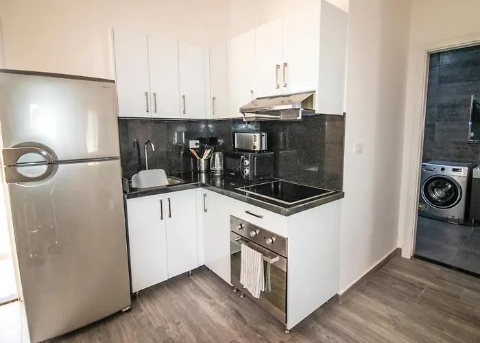 2 Bed Apt-sleeps 4-balcony-hotel Services Apartman Gurdaka