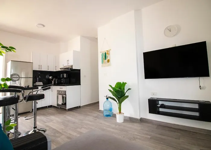 2 Bed Apt-sleeps 4-balcony-hotel Services *