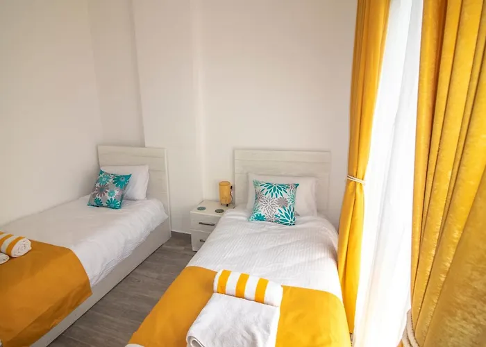 2 Bed Apt-sleeps 4-balcony-hotel Services Apartman