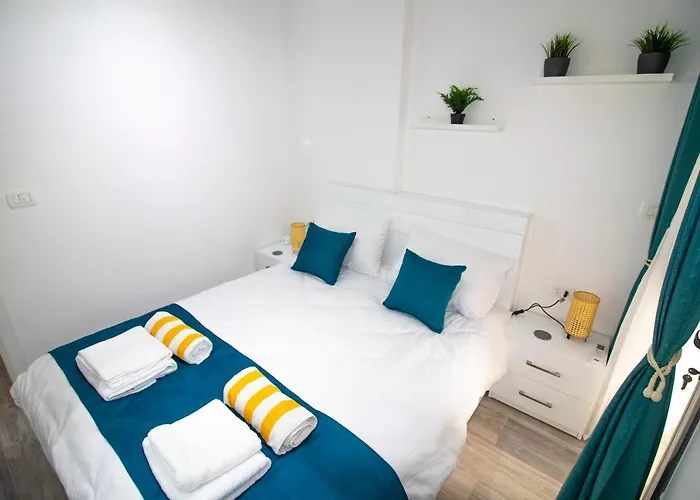 2 Bed Apt-sleeps 4-balcony-hotel Services Apartman *